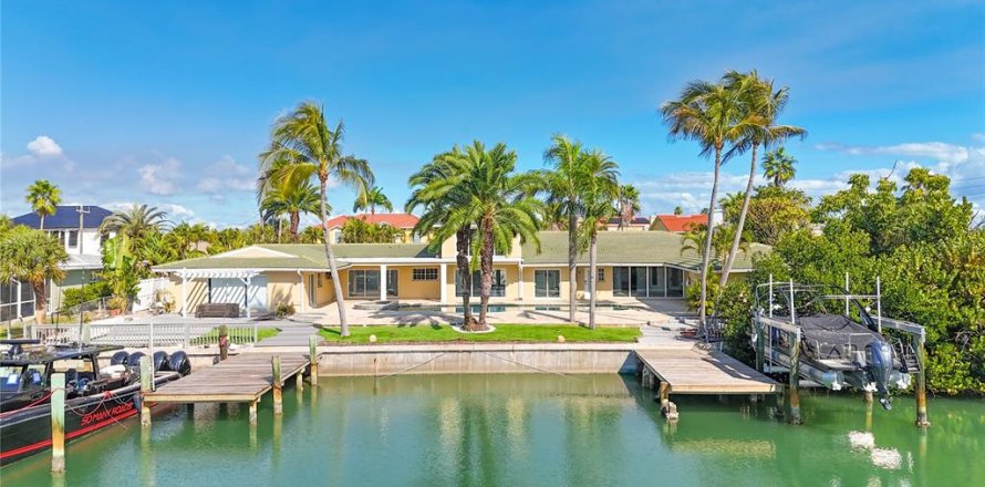 House in Saint Pete Beach, Florida 6 bedrooms, 483.65 sq.m. № 2151703