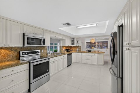 Casa en venta en Miami, Florida, 3 dormitorios, 248.23 m2 № 1976678 - foto 15