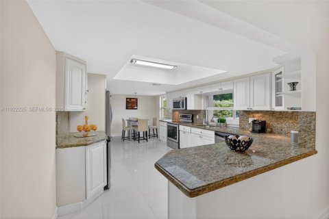 Casa en venta en Miami, Florida, 3 dormitorios, 248.23 m2 № 1976678 - foto 12