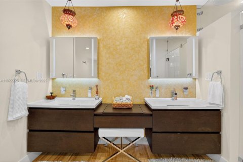 Casa en venta en Miami, Florida, 3 dormitorios, 248.23 m2 № 1976678 - foto 2