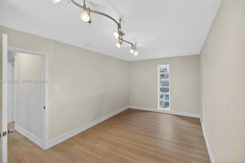 Casa en venta en Miami, Florida, 3 dormitorios, 248.23 m2 № 1976678 - foto 27