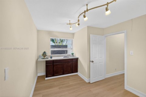 Casa en venta en Miami, Florida, 3 dormitorios, 248.23 m2 № 1976678 - foto 28