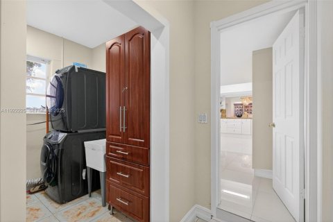 Casa en venta en Miami, Florida, 3 dormitorios, 248.23 m2 № 1976678 - foto 22