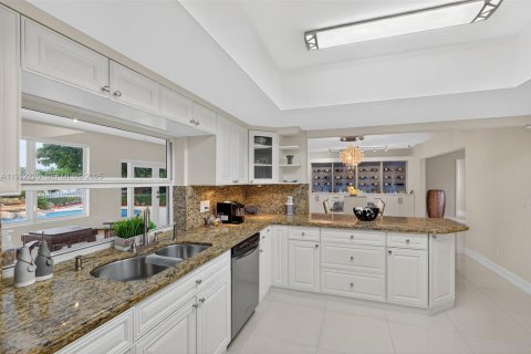 Casa en venta en Miami, Florida, 3 dormitorios, 248.23 m2 № 1976678 - foto 16