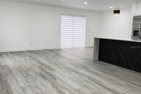 House in Tampa, Florida 4 bedrooms, 134.8 sq.m. № 1882840 - photo 8
