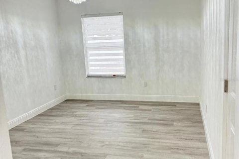 House in Tampa, Florida 4 bedrooms, 134.8 sq.m. № 1882840 - photo 18