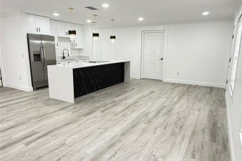 House in Tampa, Florida 4 bedrooms, 134.8 sq.m. № 1882840 - photo 9