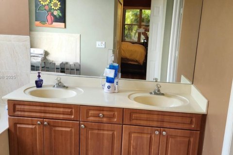 House in Miami, Florida 4 bedrooms, 170.38 sq.m. № 1865781 - photo 11
