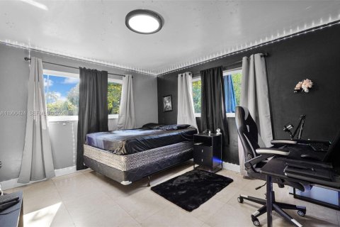 Casa en venta en Hialeah, Florida, 6 dormitorios, 204.76 m2 № 2074564 - foto 19
