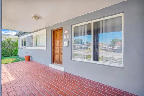 Casa en venta en Hialeah, Florida, 6 dormitorios, 204.76 m2 № 2074564 - foto 3
