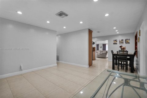 Casa en venta en Hialeah, Florida, 6 dormitorios, 204.76 m2 № 2074564 - foto 6