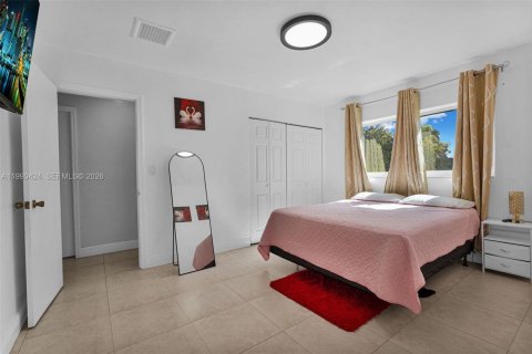 Casa en venta en Hialeah, Florida, 6 dormitorios, 204.76 m2 № 2074564 - foto 25