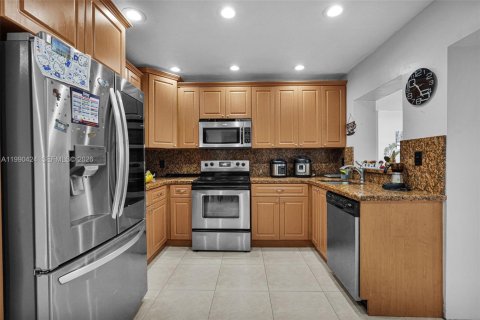 Casa en venta en Hialeah, Florida, 6 dormitorios, 204.76 m2 № 2074564 - foto 10