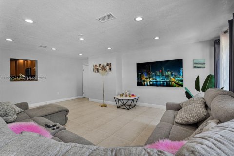 Casa en venta en Hialeah, Florida, 6 dormitorios, 204.76 m2 № 2074564 - foto 17
