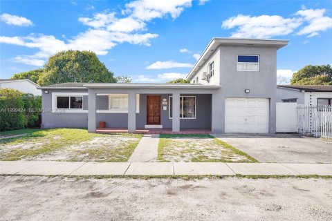 Casa en venta en Hialeah, Florida, 6 dormitorios, 204.76 m2 № 2074564 - foto 2