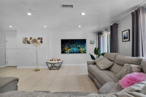 Casa en venta en Hialeah, Florida, 6 dormitorios, 204.76 m2 № 2074564 - foto 16