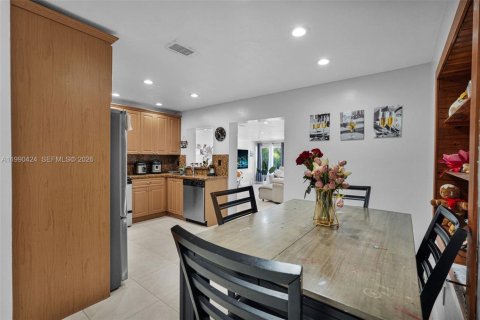 Casa en venta en Hialeah, Florida, 6 dormitorios, 204.76 m2 № 2074564 - foto 7