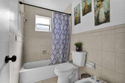 Casa en venta en Hialeah, Florida, 6 dormitorios, 204.76 m2 № 2074564 - foto 24