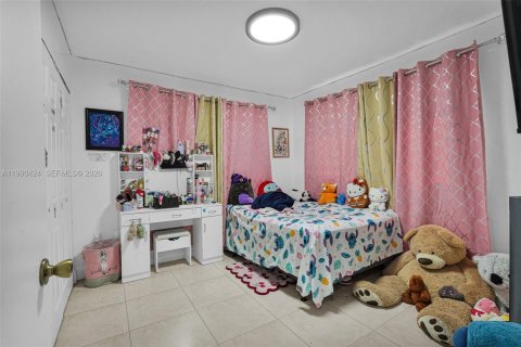 Casa en venta en Hialeah, Florida, 6 dormitorios, 204.76 m2 № 2074564 - foto 28