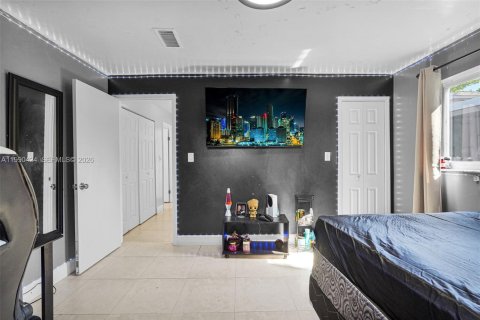 Casa en venta en Hialeah, Florida, 6 dormitorios, 204.76 m2 № 2074564 - foto 21