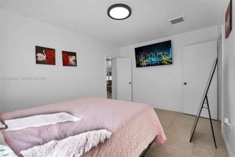 Casa en venta en Hialeah, Florida, 6 dormitorios, 204.76 m2 № 2074564 - foto 27