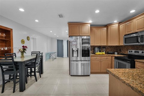 Casa en venta en Hialeah, Florida, 6 dormitorios, 204.76 m2 № 2074564 - foto 12