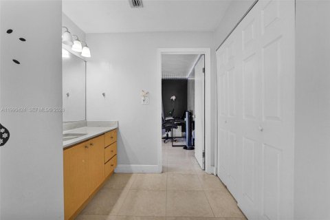 Casa en venta en Hialeah, Florida, 6 dormitorios, 204.76 m2 № 2074564 - foto 23