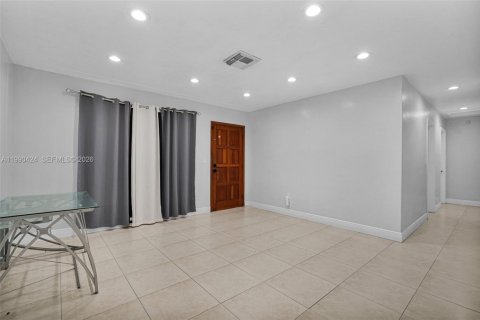 Casa en venta en Hialeah, Florida, 6 dormitorios, 204.76 m2 № 2074564 - foto 5