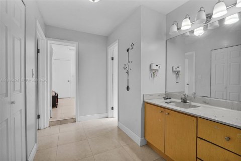 Casa en venta en Hialeah, Florida, 6 dormitorios, 204.76 m2 № 2074564 - foto 22