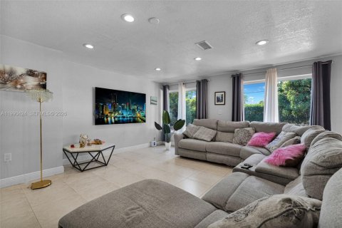 Casa en venta en Hialeah, Florida, 6 dormitorios, 204.76 m2 № 2074564 - foto 15