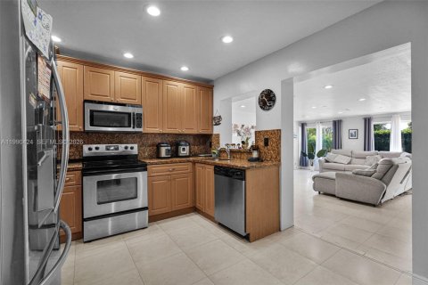 Casa en venta en Hialeah, Florida, 6 dormitorios, 204.76 m2 № 2074564 - foto 8