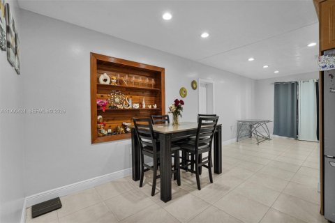 Casa en venta en Hialeah, Florida, 6 dormitorios, 204.76 m2 № 2074564 - foto 13