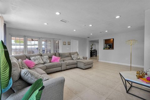 Casa en venta en Hialeah, Florida, 6 dormitorios, 204.76 m2 № 2074564 - foto 18