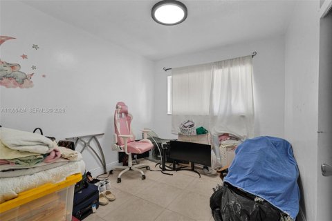 Casa en venta en Hialeah, Florida, 6 dormitorios, 204.76 m2 № 2074564 - foto 29