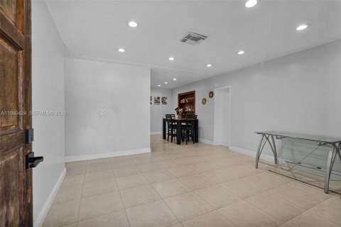Casa en venta en Hialeah, Florida, 6 dormitorios, 204.76 m2 № 2074564 - foto 4