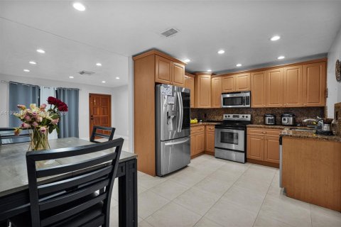 Casa en venta en Hialeah, Florida, 6 dormitorios, 204.76 m2 № 2074564 - foto 11