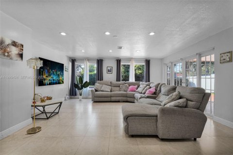 Casa en venta en Hialeah, Florida, 6 dormitorios, 204.76 m2 № 2074564 - foto 14