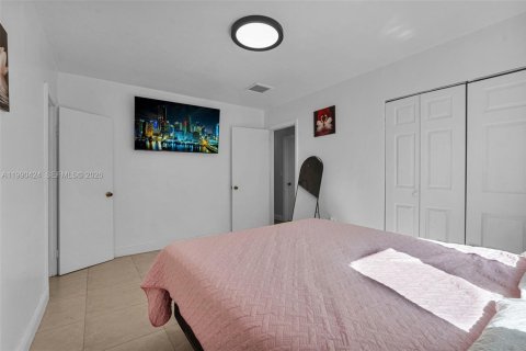 Casa en venta en Hialeah, Florida, 6 dormitorios, 204.76 m2 № 2074564 - foto 26