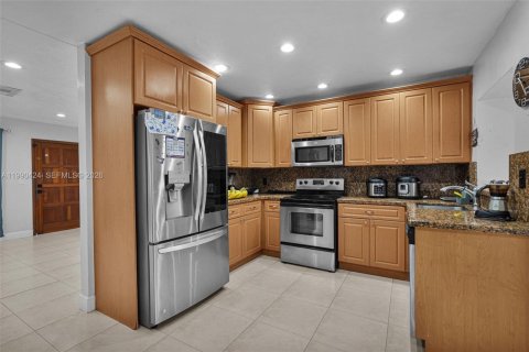Casa en venta en Hialeah, Florida, 6 dormitorios, 204.76 m2 № 2074564 - foto 9