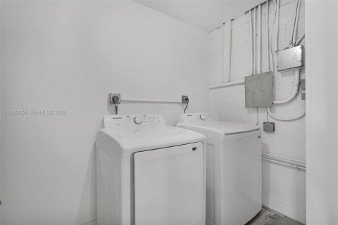 Casa en venta en Hialeah, Florida, 6 dormitorios, 204.76 m2 № 2074564 - foto 30
