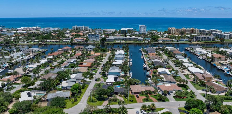 House in Deerfield Beach, Florida 3 bedrooms, 188.03 sq.m. № 1208841