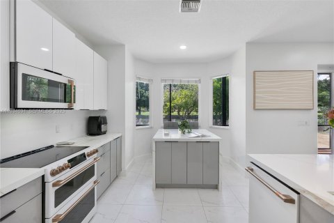 Купить виллу или дом в Корал-Спрингс, Флорида 5 спален, 265.51м2, № 1993488 - фото 30