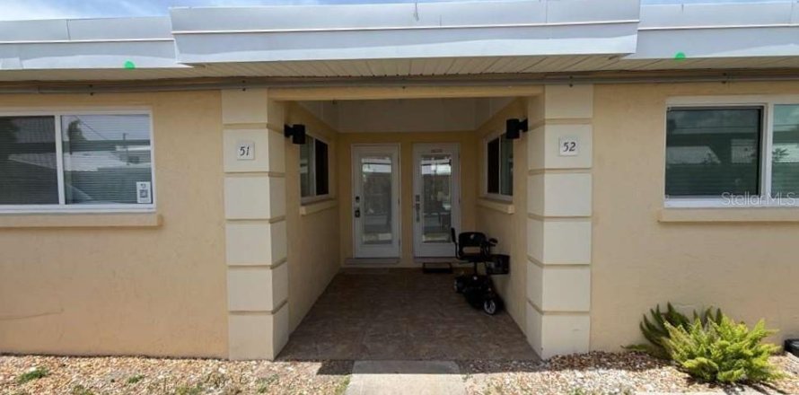 Commercial property in Sarasota, Florida 1 bedroom, 55.74 sq.m. № 2099021