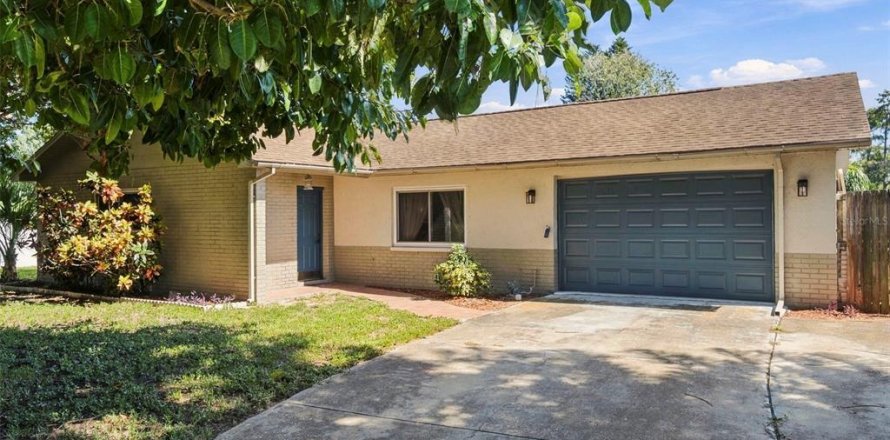 House in Tarpon Springs, Florida 3 bedrooms, 149.94 sq.m. № 2429604