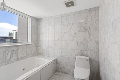 Copropriété à vendre à Miami, Floride: 3 chambres, 144.09 m2 № 2409414 - photo 19