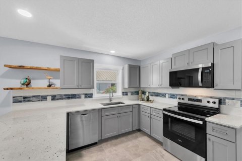 House in Saint Pete Beach, Florida 3 bedrooms, 130.06 sq.m. № 2209295 - photo 8