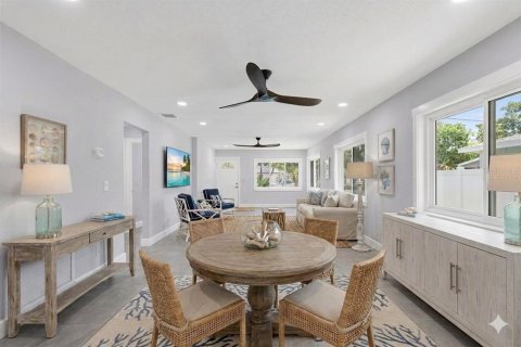 House in Saint Pete Beach, Florida 3 bedrooms, 130.06 sq.m. № 2209295 - photo 11