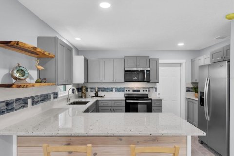 House in Saint Pete Beach, Florida 3 bedrooms, 130.06 sq.m. № 2209295 - photo 9