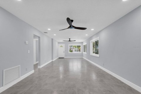 House in Saint Pete Beach, Florida 3 bedrooms, 130.06 sq.m. № 2209295 - photo 13