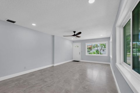 House in Saint Pete Beach, Florida 3 bedrooms, 130.06 sq.m. № 2209295 - photo 15